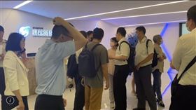 ▲檢廉兵分多路前往威京集團總部等地搜索，並傳喚京華城負責人、威京總部集團主席沈慶京。（圖／翻攝畫面）