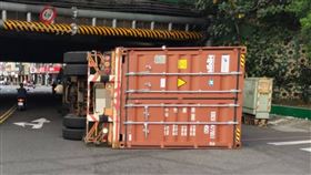 國道,涵洞,三重,自強路,貨櫃車,側翻,新北,限高
