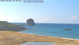 帆石整片沙灘的洋傘都已被移除。（圖／翻攝自ktnpworld YouTube）