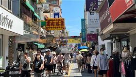 中秋連假第2天  台南景點人潮多中秋連假第2天，台南地區依舊豔陽高照，不少民眾選擇外出活動，也讓市內各古蹟、景點滿是人潮，以美食著名的中西區國華街、海安路一帶也到處都是人。（台南市政府提供）中央社記者張榮祥台南傳真  112年9月30日