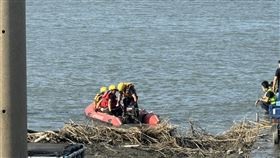 台中,中彰大橋,墜橋,騎士,搜救（圖／翻攝畫面）