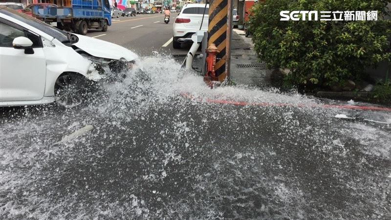 他閃機車撞斷消防栓！害馬路「淹成小河」