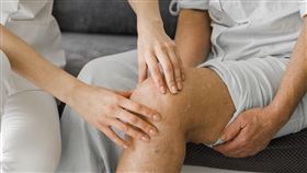 吹空調就腿疼？夏季隱形殺手「冷氣腿」正啃噬膝健康（業配勿用）