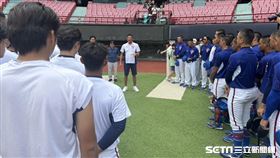 ▲辜仲諒勉勵球員要打贏韓國。（圖／記者黃耿誼攝影）