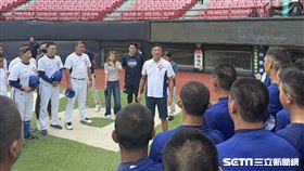▲辜仲諒勉勵選手提升打擊實力。（圖／記者黃耿誼攝影）