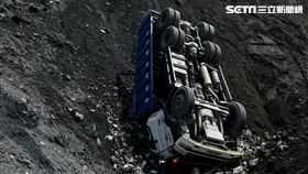 台中,工安意外,砂石場,砂石車,翻覆,司機,命危（圖／翻攝畫面）