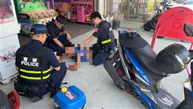 不滿徽章有瑕疵，苗栗男，蒙面報復，辣椒水噴灑，榔頭毆頭(圖/翻攝畫面)