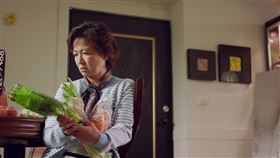 謝瓊煖滔滔不絕的跟登山客分享電視劇情。（圖／大愛提供）