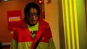 謝坤達《正港分局》油頭反差造型嚇壞網友。（圖／Netflix提供）