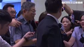 柯文哲離場時面帶微笑不發一語。