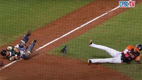 ▲吳明鴻和許哲晏相撞後倒地。（圖／翻攝自YouTube-CPBLTV頻道）