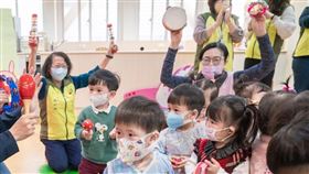 陳其邁年前慰訪前金公共托嬰中心及育兒資源中心暨發紅包(圖／高雄市政府提供）