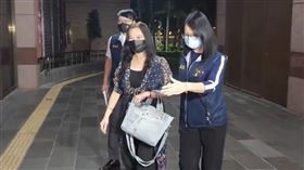 ▲應曉薇被移送北檢複訊，還大方向媒體打招呼。（圖／翻攝畫面）