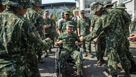 傘兵秦良丰復健6年  著軍服退伍傘兵秦良丰下士（中）民國107年間跳傘墜地重傷後奇蹟存活，他28日身穿軍服、在父親秦天人陪同下到旗山營區領取退伍令，軍中同袍下午也為他舉辦歡送會。（秦天人提供）中央社記者張已(??兼)傳真  113年8月28日