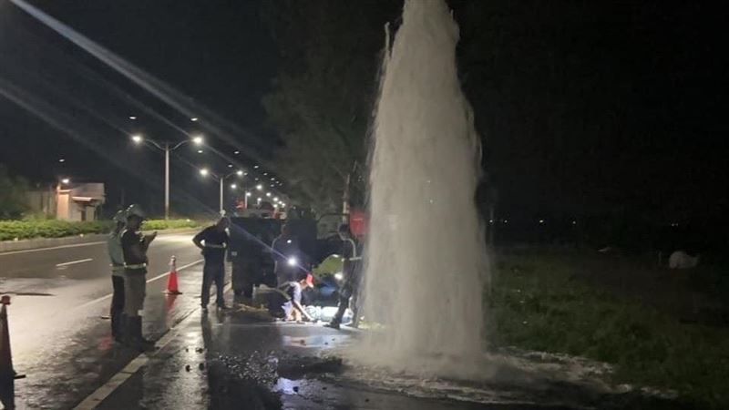 比人高！大水柱畫面曝…屏東3.6萬戶停水
