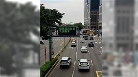 有網友分享高公局的超速警告牌，沒想到也玩起諧音梗。（圖／翻攝自臉書／路上觀察學院）