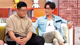 羅時豐（右）在2017年曾帶小兒子上《小燕有約》，沒想到後來小兒子（左）連連出事，也影響了父親演藝事業。（翻攝自《小燕有約》YouTube）