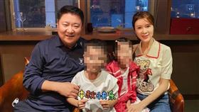 金巧巧（右）與于冬（左）育有一雙子女。（圖／翻攝自微博）