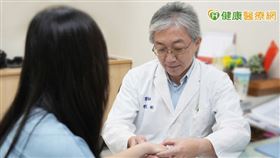 蔡文彬醫師指出類風濕性關節炎是一種慢性的自體免疫疾病，非短時間因外部因素而發病。