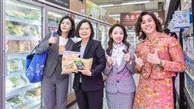 總統蔡英文（左2）與「陪沈團」中的沈（左1）、安（右2）、豚（右1）逛大賣場年貨大街。（圖／總統府提供)