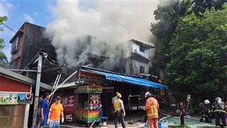 新／平溪老街民宅突冒火　濃煙狂竄超驚悚