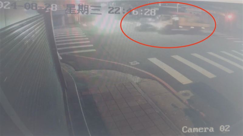 無照男大燈沒開逃逸　闖紅燈撞歪工程車