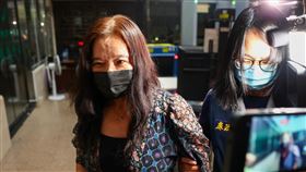 京華城容積案  應曉薇北檢複訊（1）檢廉持續偵辦京華城案，28日指揮廉政署兵分多路搜索，並以貪污被告身分約談威京集團主席沈慶京、國民黨台北市議員應曉薇（左）等多人，應曉薇晚間被廉政署移送北檢複訊。中央社記者王騰毅攝  113年8月28日