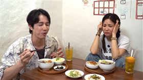 主持人吳怡霈（右）嚐到媽媽味頓時熱淚盈眶，（左）為高志。（圖／高雄市政府新聞局提供）