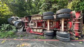 貨車司機疑似不熟路況，在過彎時不慎失誤衝撞燈桿。（圖／警方提供）