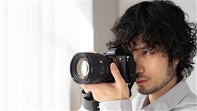 Sony FE 85mm F1.4 GM II擁有敏捷的自動對焦表現，可釋放Alpha高階機身的完整速度性能，精準追蹤快速移動主體。（圖／品牌業者提供）