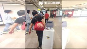港鐵變貨運車？陸大媽手拎「洗衣機」搭車（圖／FB)