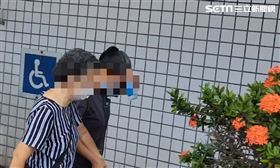 女子的媽媽跟姊姊現身認屍，過程不發一語不斷拭淚。（圖／翻攝畫面）
