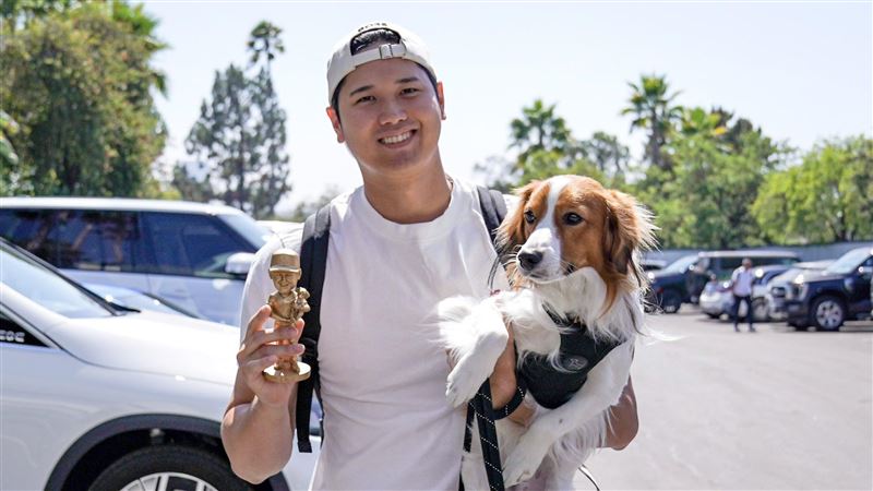 道奇迷瘋大谷抱愛犬公仔　網路喊價破6千