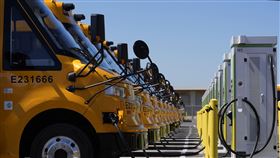 加州的校園內安裝校車充電設備。（圖／美聯社／達志影像）