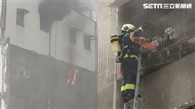 警方破鐵窗救人，但也因為火場溫度過高兩名消防送醫。（圖／翻攝畫面）
