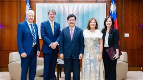 外交部長林佳龍28日接見瑞典國會議員訪台團一行（圖／翻攝自外交部官網）