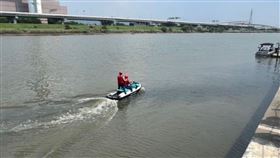 台北國際滑水公開賽傳意外！工作人員「舞台架一半落水」搜救中。（圖／翻攝畫面）