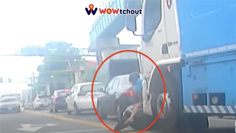 機車鑽大貨車前黃線迴轉…差點連命都沒了