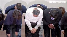 ▲民眾黨召開「政治獻金外界疑義 一次澄清記者會」，立委黃珊珊（左）、主席柯文哲（中）、立委黃國昌（右）鞠躬致意。