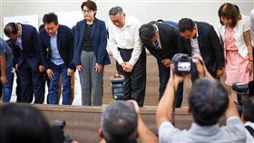 政治獻金風波延燒　柯文哲率黨公職鞠躬致歉民眾黨主席柯文哲（中白衣者）29日下午在台北舉行記者會澄清總統大選政治獻金疑義，會後並率時任競總總幹事黃珊珊（左3）、黨籍立委黃國昌（右3）等黨公職人員鞠躬致歉。中央社記者王騰毅攝  113年8月29日