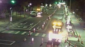 兩人在道路中間扭打在一塊，場面相當驚險。（圖／警方提供）