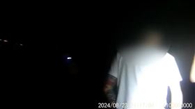 包手男突發奇想，將裝有毒品的包包丟在水溝。（圖／警方提供）