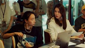 謝盈萱《影后》飾演從女演員退居幕後的王牌製作人兼經紀人薛亞之。（圖／Netflix提供）