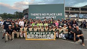 威廉波特世界少棒  紐約台僑熱情應援參加第77屆世界少棒錦標賽的桃園市龜山國小少棒選手們，14日賽後與紐約地區台僑合影，共享勝利的滋味。中央社實習記者龔芸可威廉波特攝  113年8月15日