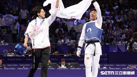 台灣帕運跆拳道好手蕭翔文奪下銅牌，與教練吳燕妮拿奧會會旗開心慶祝。（圖／記者蔡厚瑄攝影）
