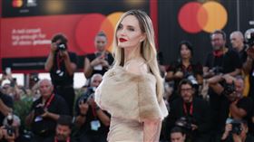 第81屆威尼斯影展開幕，「裘莉」安潔莉娜裘莉。（圖／美聯社／達志影像）