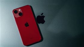 熱賣兩代的iPhone 13（128GB）單機銷量再跌17%，仍在第20名。（圖／品牌業者提供）