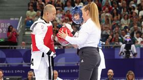 台灣帕運跆拳道好手蕭翔文8強賽時幫助法國對手孔恩尋找掉落的齒套。（圖／體育署提供）