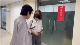 檢廉偵辦民眾黨主席柯文哲任職台北市長期間京華城容積率弊案，昨天深夜至今晨，北市議員應曉薇、威京集團主席沈慶京陸續被羈押禁見，今天一早檢廉再度出動，搜索柯文哲位於台北市金山南路的住處以及位於台玻大樓的柯辦，黃珊珊稍早也出現在台玻大樓，但她不願對此表示意見。據了解，黃珊珊並未被列入此案被告。