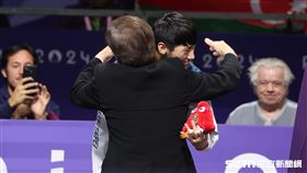 香港武打明星成龍獻身當帕運跆拳道頒獎嘉賓，頒發吉祥物時還熱情擁抱蕭翔文。（圖／記者蔡厚瑄攝影）